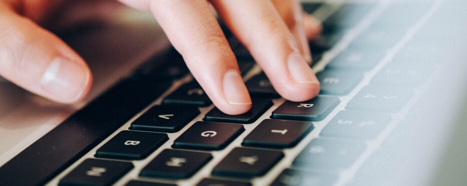 Nær af tastatur og fingre